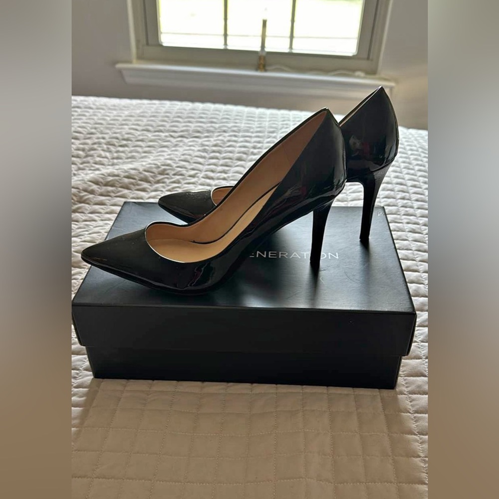 BCBG Black Patent PointyPump. Excellent condition! Size 7. Only worn 1x!